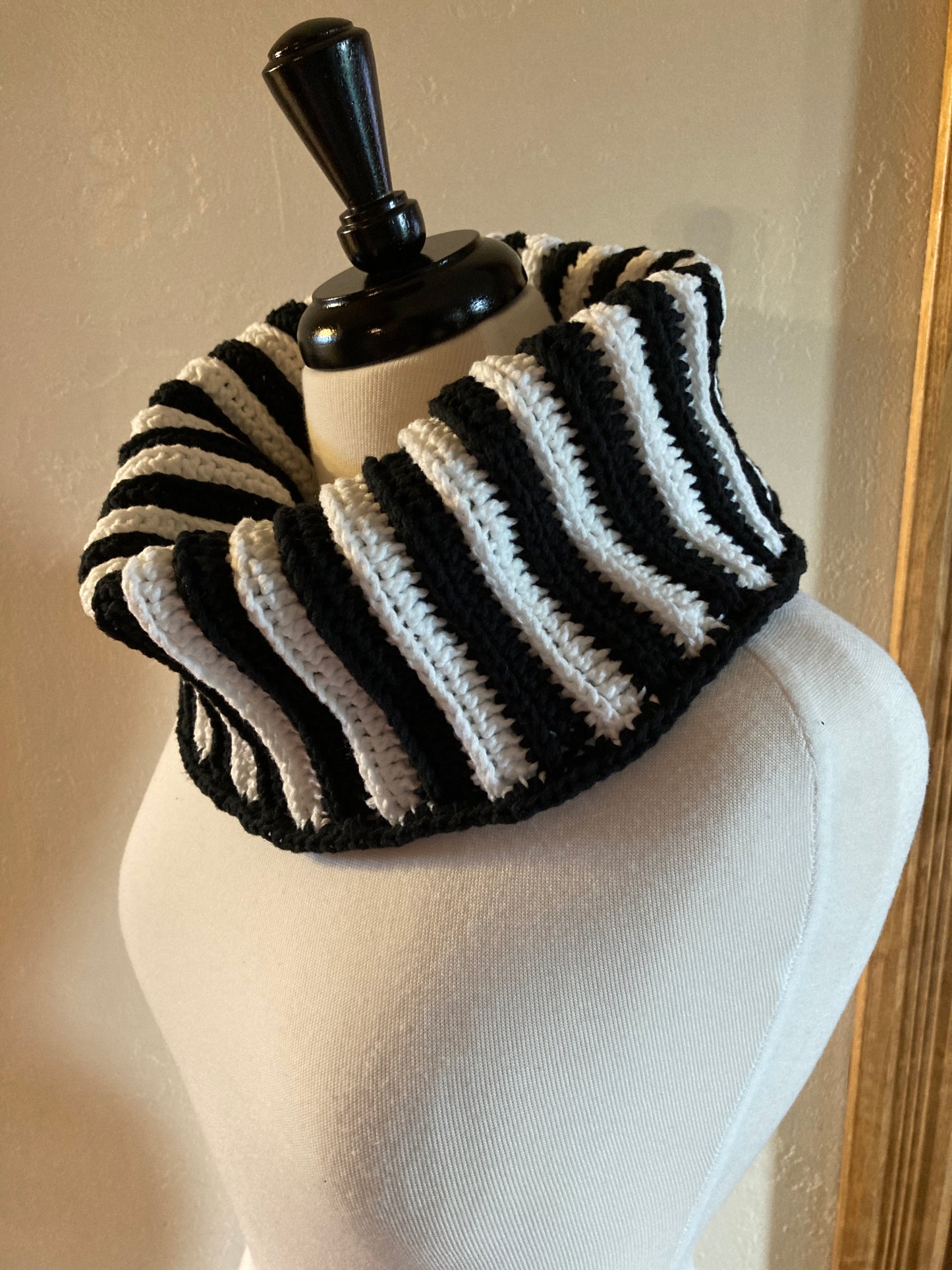 Ribbed Knit Look Crochet Cowl Pattern for Halloween by Victoria Pietz
