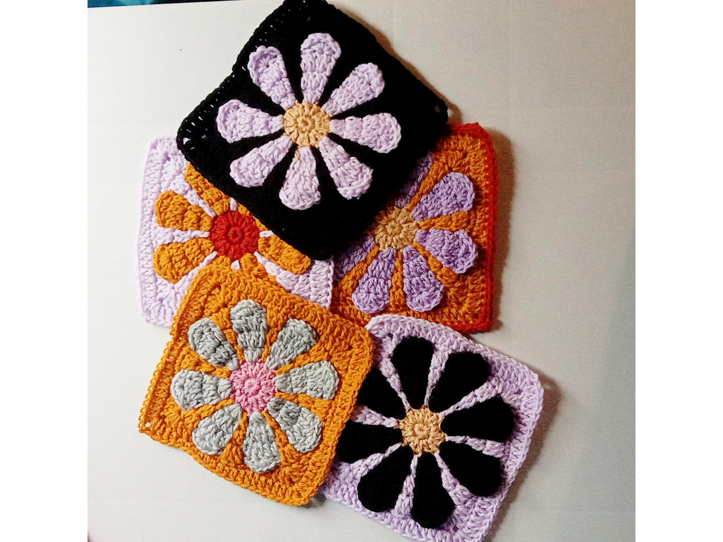 Retro Daisy Crochet Granny Square Pattern by Helencraftcrochet