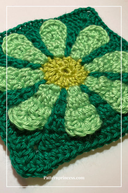 How to Crochet a Retro Daisy Granny Square Pattern by Victoria Pietz