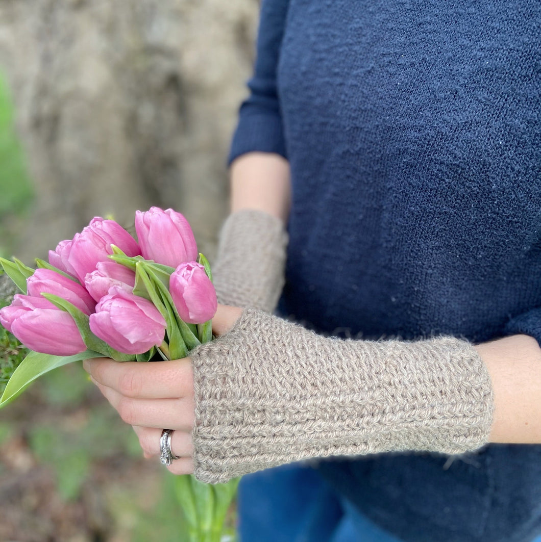 Holbourne Mitts Crochet PDF Pattern by Hannah Cross